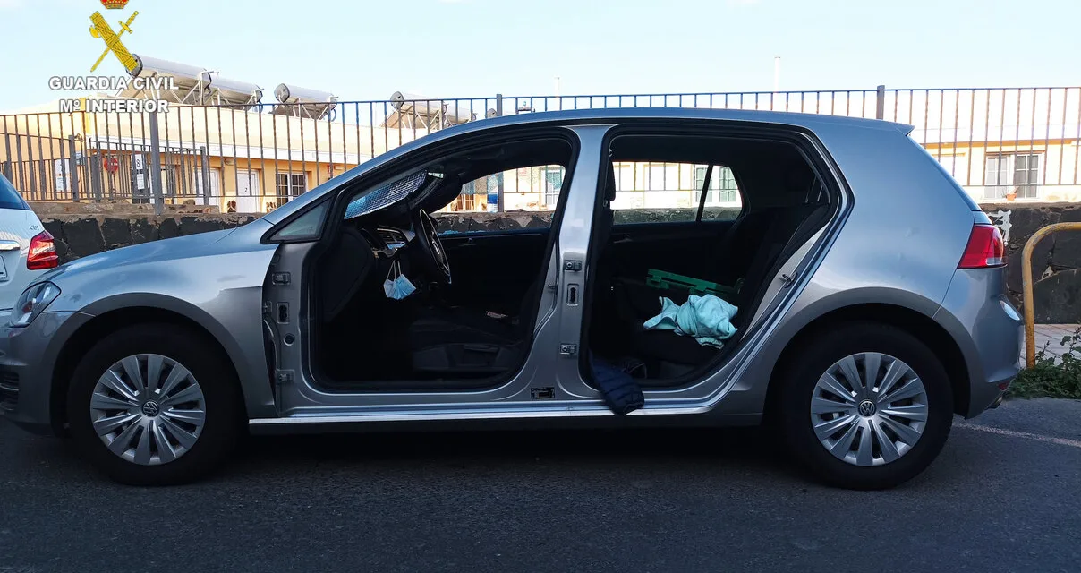 Two arrested on suspicion of stealing doors from a parked car in Patalavaca, Mogán