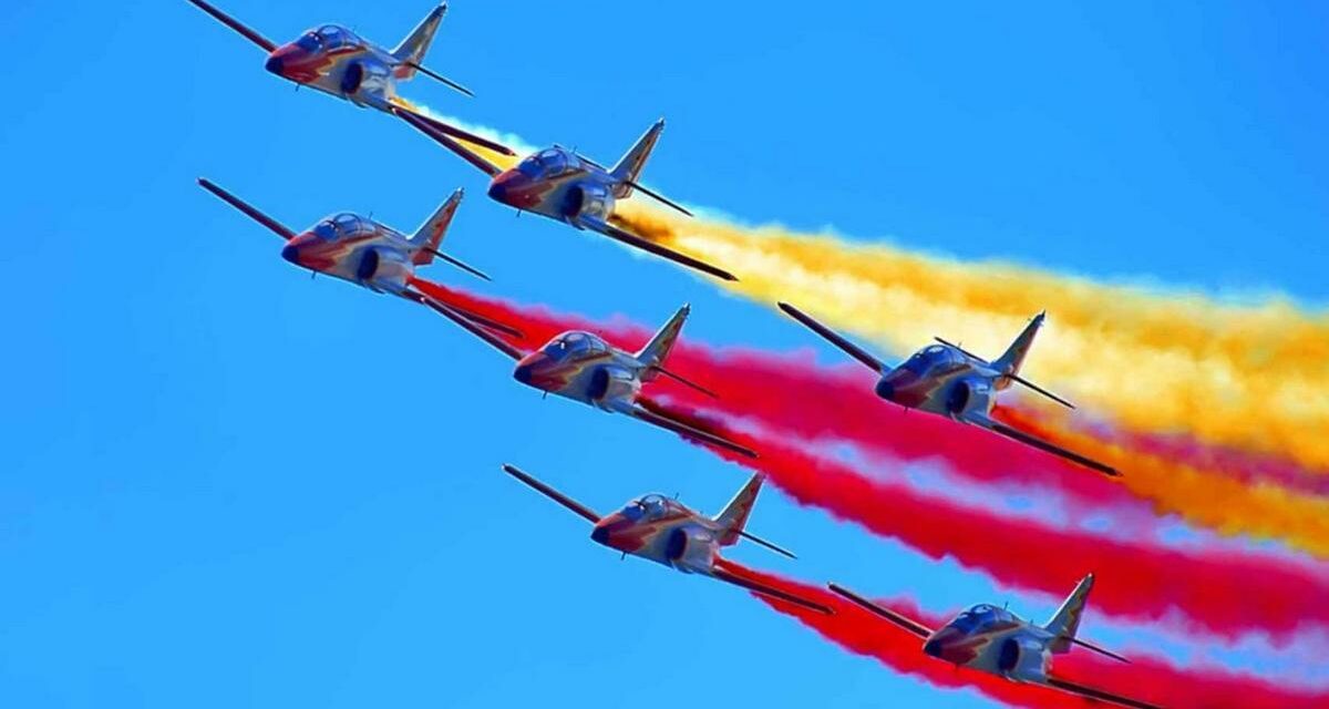 Midday aerial display over Las Canteras in the capital this Sunday